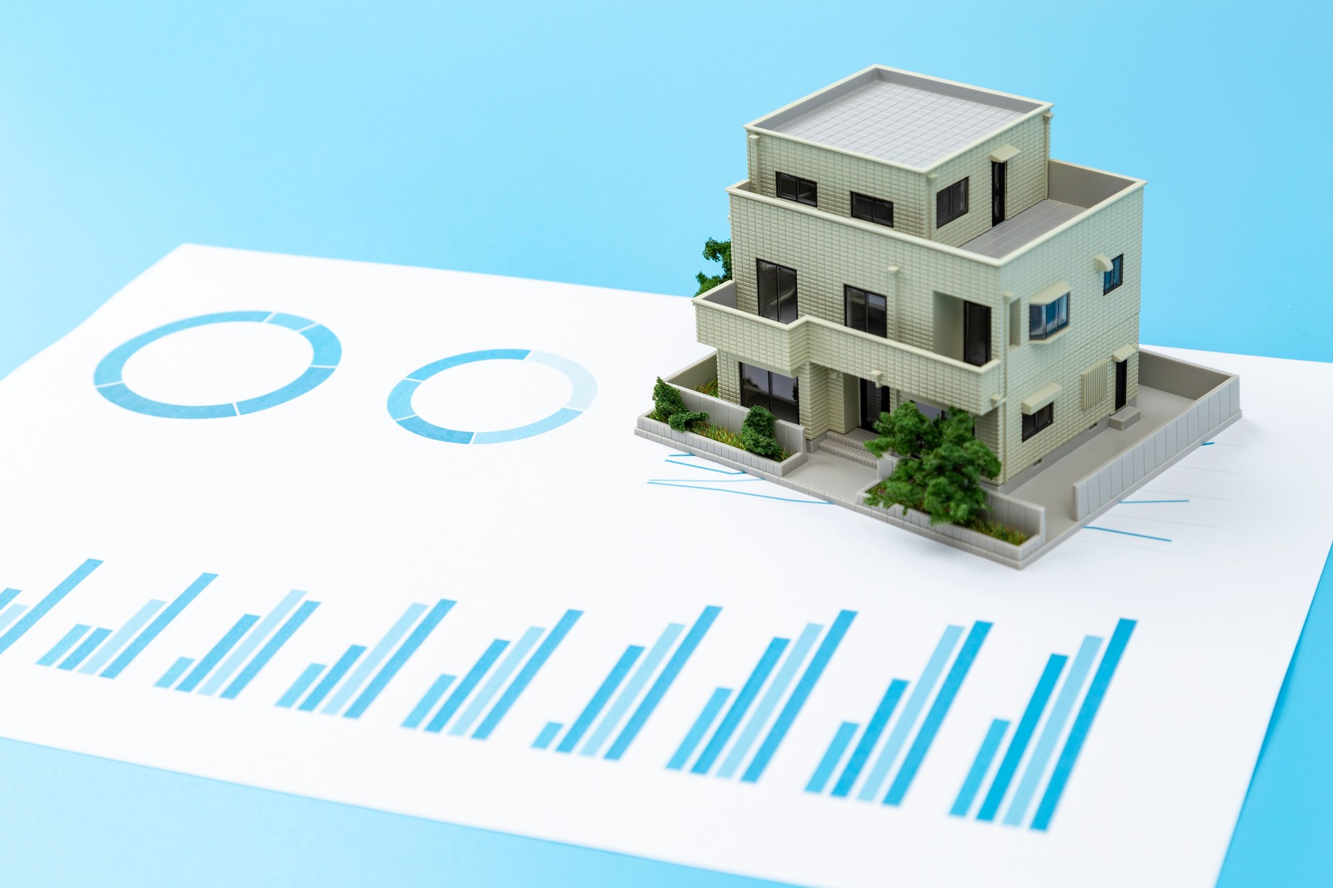 Estimate and house model on a blue background.